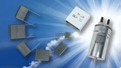 Viele verschiedene Arten von Folienkondensatoren auf blauem Hintergrund.