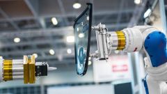 Dieses Bild zeigt einen modernen Roboterarm im industriellen Umfeld.