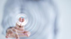 Dieses Bild zeigt eine Geschäftsfrau, die einen virtuellen Touch-Bildschirm berührt.