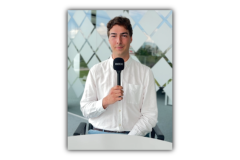 Ein Foto von Matteo mit dem Mikrofon.