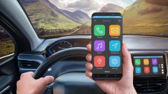 Dieses Bild zeigt ein Infotainmentsystem in einem Auto.