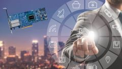 Eine NIC Card von NETRONOME, ein Mann und eine Stadt im Hintergrund.