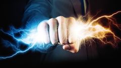 Eine Faust und orange und blaue Lichter.