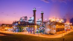 Dieses Bild zeigt ein Kraftwerk bei Nacht.