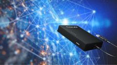 oT-Gateway von THALES mit einem abstrakten globalen Netzwerk im Hintergrund.