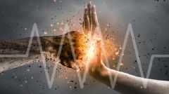 Eine Person schlägt mit der Faust auf eine Handfläche ein.