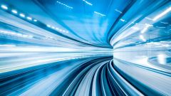 Dieses Bild zeigt die Übertragung von Informationen über ein Datenkabel.