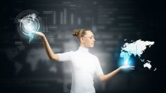 Eine Frau hält eine abstrakte, leuchtende Weltkarte.