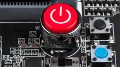 Ein roter Ein/Aus-Schalter.