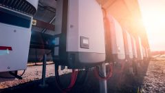 Dieses Bild zeigt einen Solarpanel-Inverter zur Umwandlung von Gleichstrom in Wechselstrom.