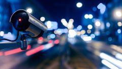 Dieses Bild zeigt eine Verkehrskamera. 