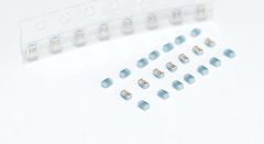 Viele verschiedene Chip Induktivitäten auf weißem Untergrund.