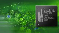 Ein Field Programmable Gate Array (FPGA) auf grünem Hintergrund.