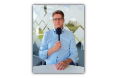 Ein Foto von Christian mit dem Mikrofon.