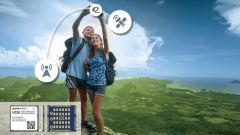 Ein Pärchen in den Bergen, die das Universal Mobile Telecommunications System (UMTS) zu ihrem Vorteil nützen.