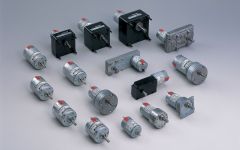 16 verschiedene Motoren und Steuerungen, die auf einem weiß-grauem Untergrund stehen.