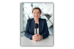 Ein Foto von Heike mit dem Mikrofon.