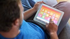 Dieses Bild zeigt die Haussteuerung mit einem Tablet.