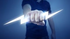 Dieses Bild zeigt einen Mann, der einen Blitz hält, was für Power Management steht.