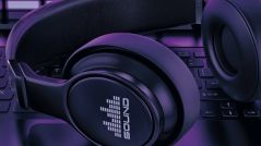 Nahaufnahme eines schwarzen Kopfhörers.