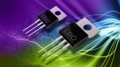 Zwei kleine, smarte Low Dropout Regler (LDOs) auf buntem Hintergrund.