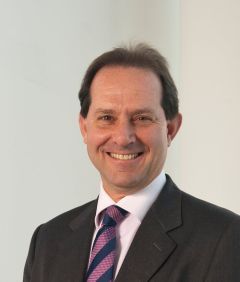 Sergio Rossi ist Gebietsverkaufsleiter für aktive Bauteile in Italien.