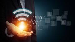 Wi-Fi Symbol, das über einer Hand schwebt.