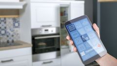 Dieses Bild zeigt die Konnektivität zwischen verschiedenen Geräten in einem Smart Home.